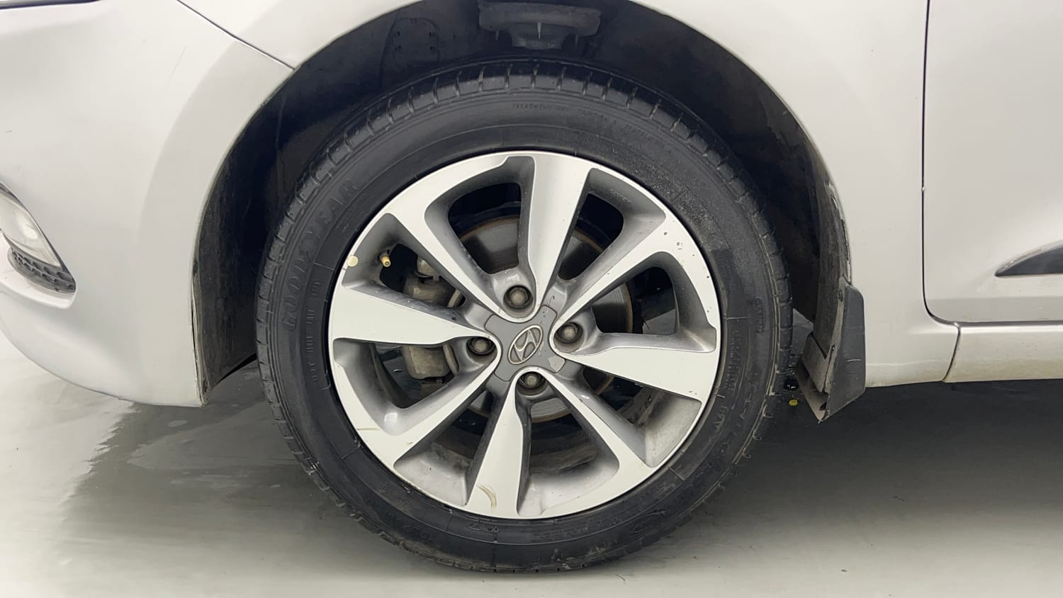 Used 2016 Hyundai Elite i20 Asta 1.2 Petrol Manual tyres LEFT FRONT TYRE RIM VIEW