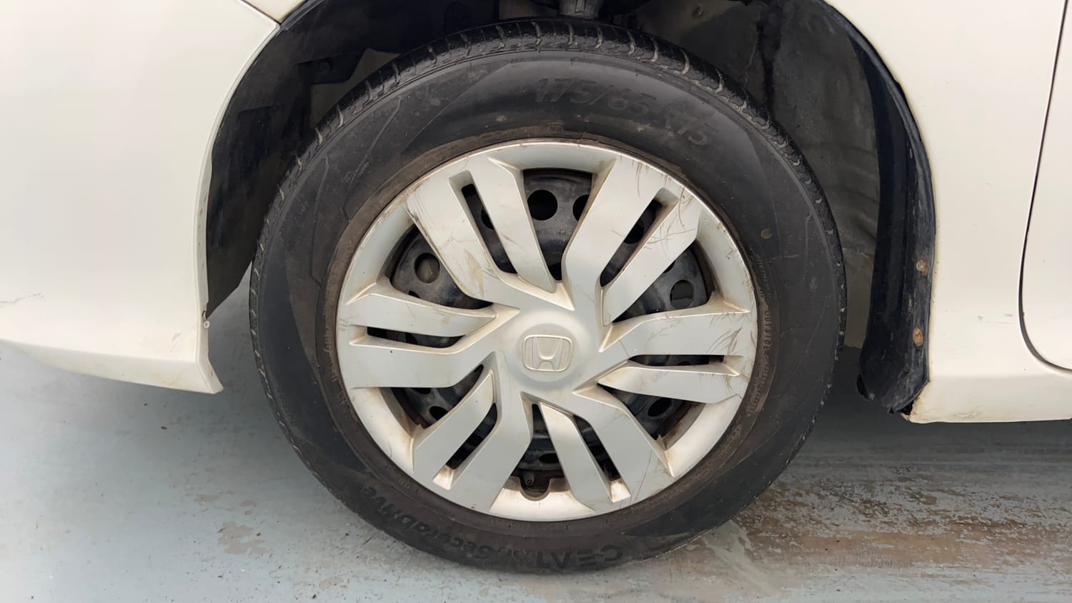 Used 2014 Honda City S Petrol Manual tyres LEFT FRONT TYRE RIM VIEW