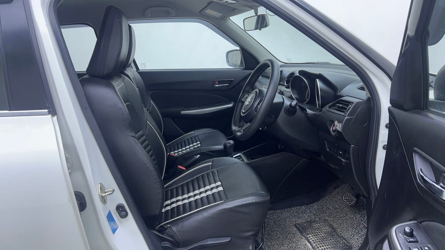 Used 2020 Maruti Suzuki Swift ZXi AMT Petrol Automatic interior RIGHT SIDE FRONT DOOR CABIN VIEW