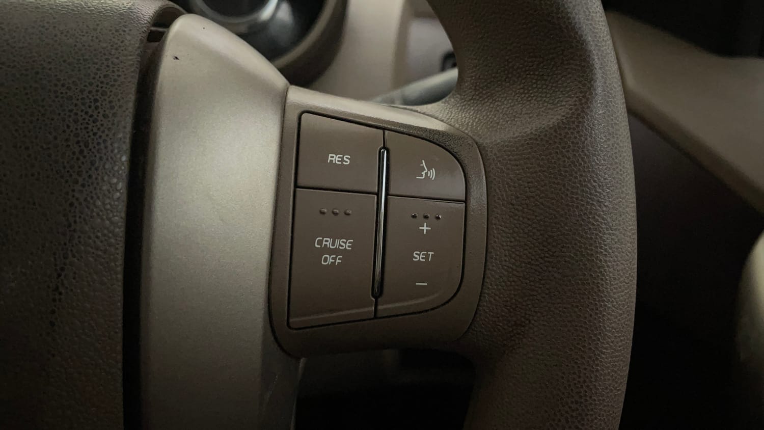 Used 2015 Mahindra XUV500 W6 Diesel Manual top_features Cruise control
