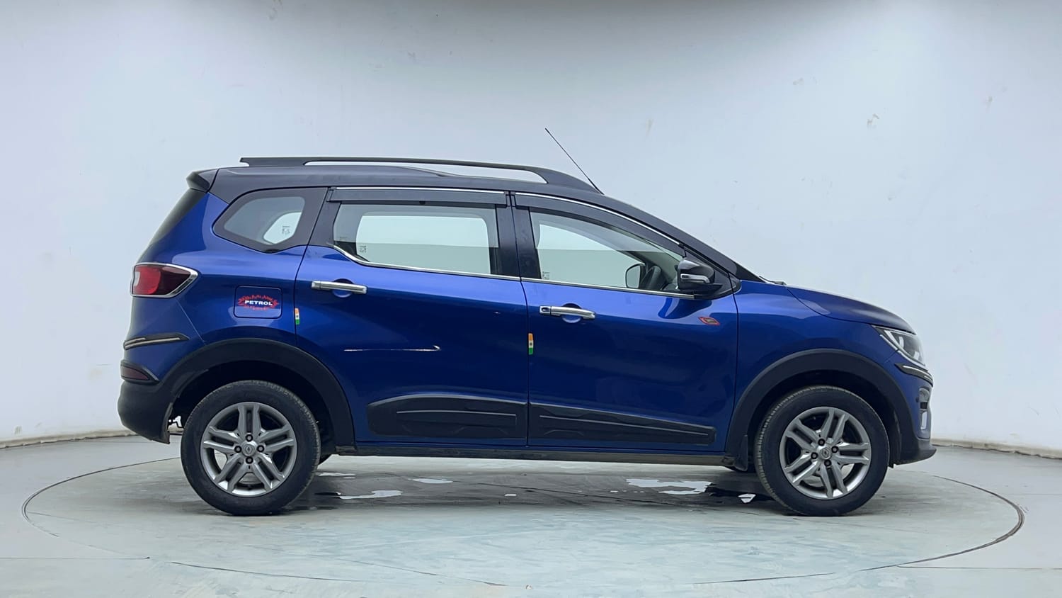 Used 2021 Renault Triber RXZ EASY-R AMT Dual Tone Petrol Automatic exterior RIGHT SIDE VIEW