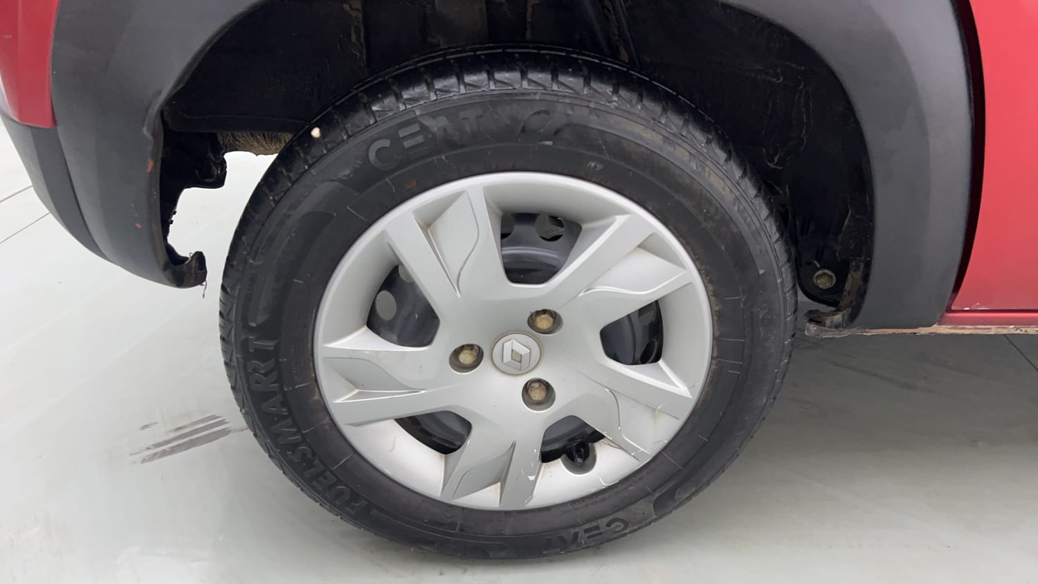 Used 2021 Renault Kwid RXT 1.0 Opt Petrol Manual tyres RIGHT REAR TYRE RIM VIEW