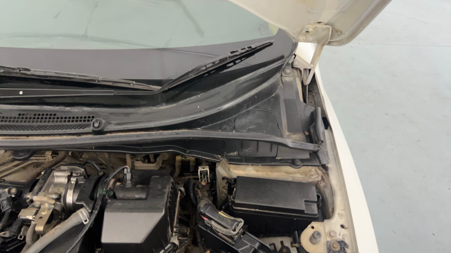 Used 2014 Honda City S Petrol Manual engine ENGINE LEFT SIDE HINGE & APRON VIEW