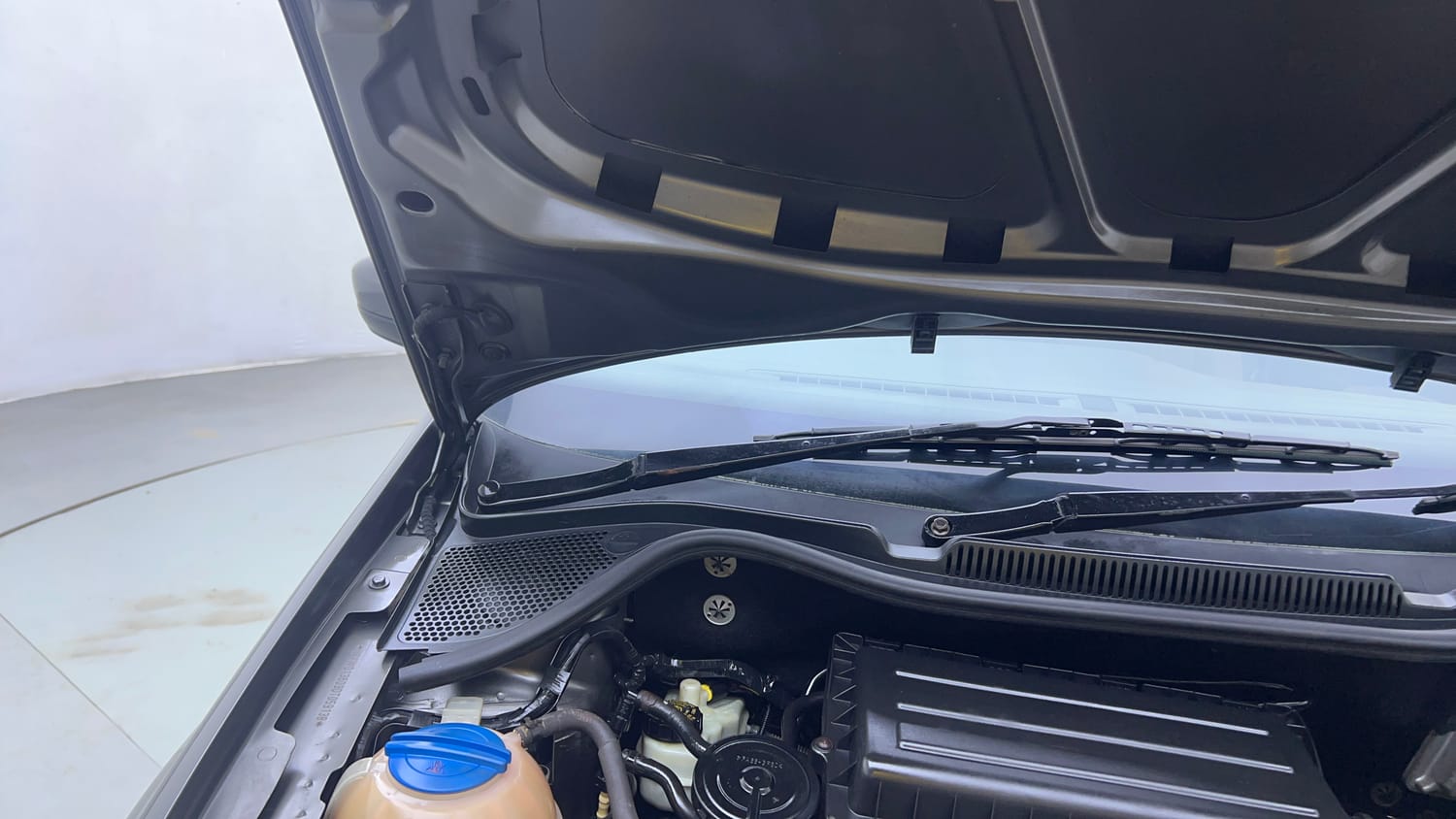 Used 2013 Volkswagen Vento Highline Petrol Petrol Manual engine ENGINE RIGHT SIDE HINGE & APRON VIEW