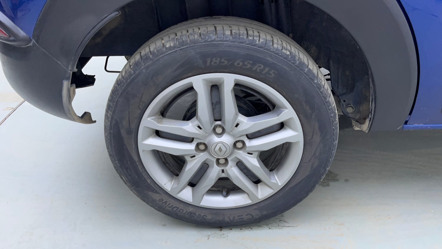 Used 2021 Renault Triber RXZ EASY-R AMT Dual Tone Petrol Automatic tyres RIGHT REAR TYRE RIM VIEW