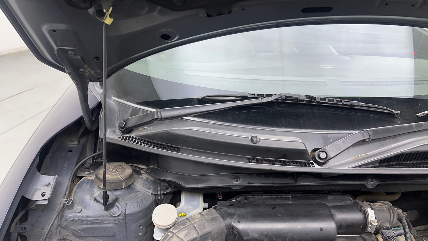 Used 2019 Maruti Suzuki Swift ZXi Plus AMT Petrol Automatic engine ENGINE RIGHT SIDE HINGE & APRON VIEW