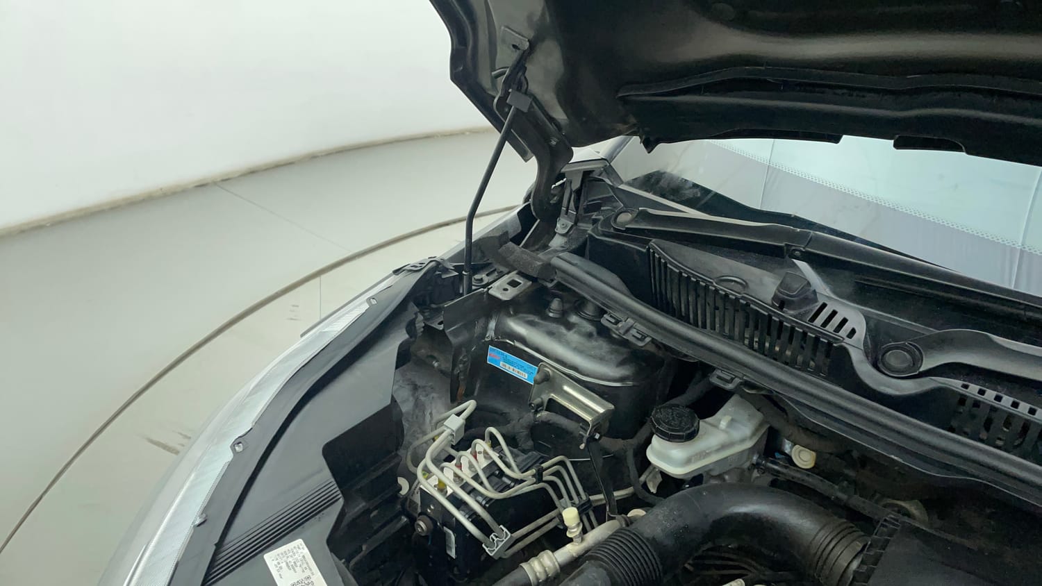 Used 2020 Tata Nexon XZ Plus Petrol Manual engine ENGINE RIGHT SIDE HINGE & APRON VIEW