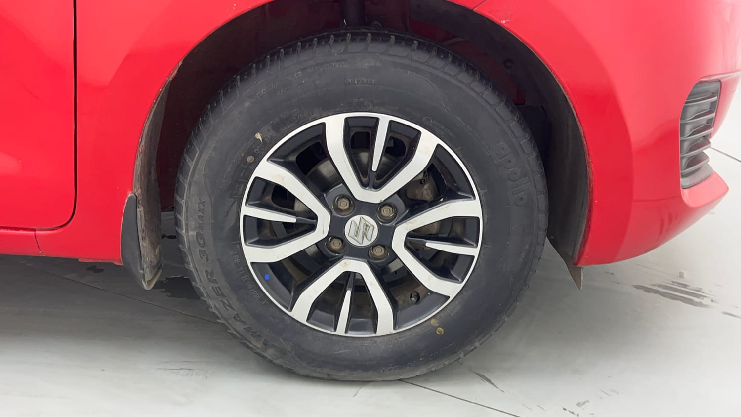 Used 2020 Maruti Suzuki Swift VXi AMT Petrol Automatic tyres RIGHT FRONT TYRE RIM VIEW