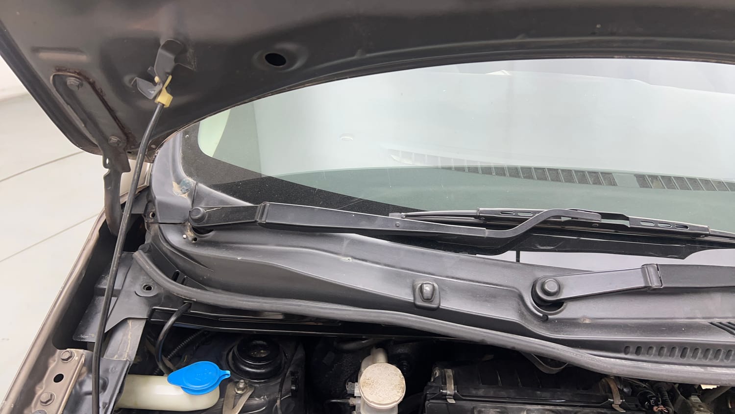 Used 2016 Maruti Suzuki Wagon R 1.0 VXI Petrol + CNG (Outside Fitted) Cng Manual engine ENGINE RIGHT SIDE HINGE & APRON VIEW