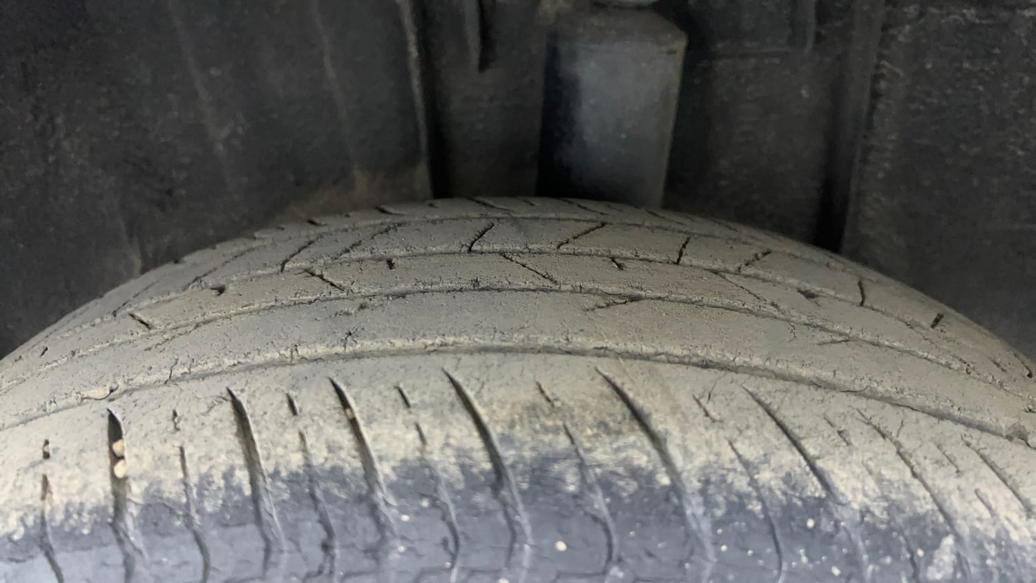 Used 2021 Nissan Magnite XV Premium Turbo Petrol Manual tyres LEFT REAR TYRE TREAD VIEW