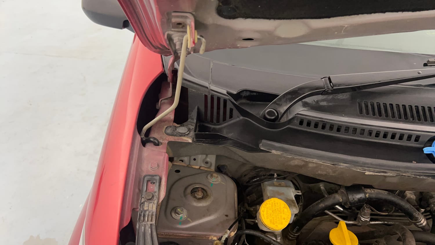 Used 2019 Datsun Redi-GO T (O) Petrol Manual engine ENGINE RIGHT SIDE HINGE & APRON VIEW