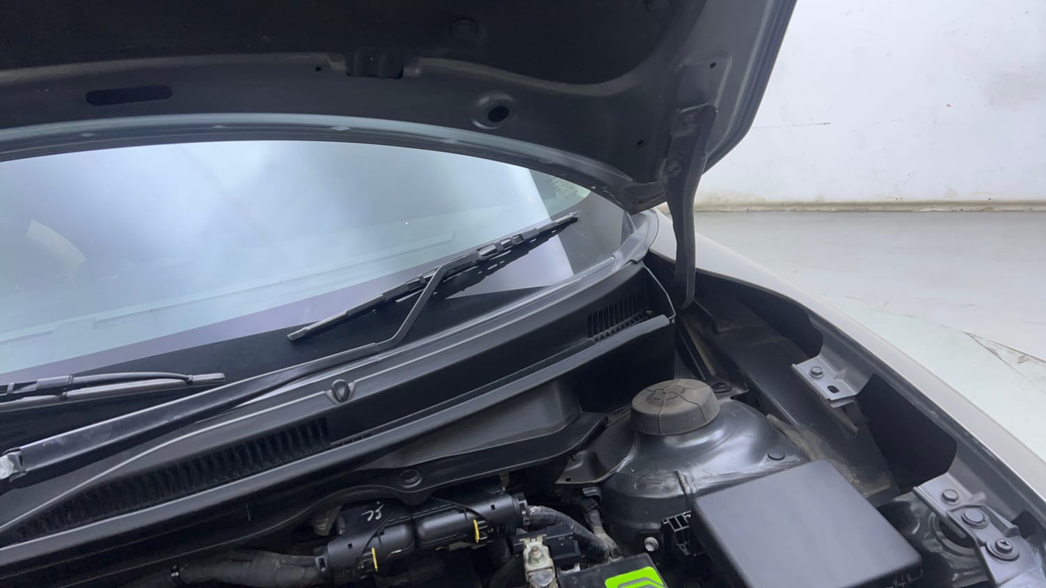 Used 2018 Maruti Suzuki Swift VDi AMT Diesel Automatic engine ENGINE LEFT SIDE HINGE & APRON VIEW