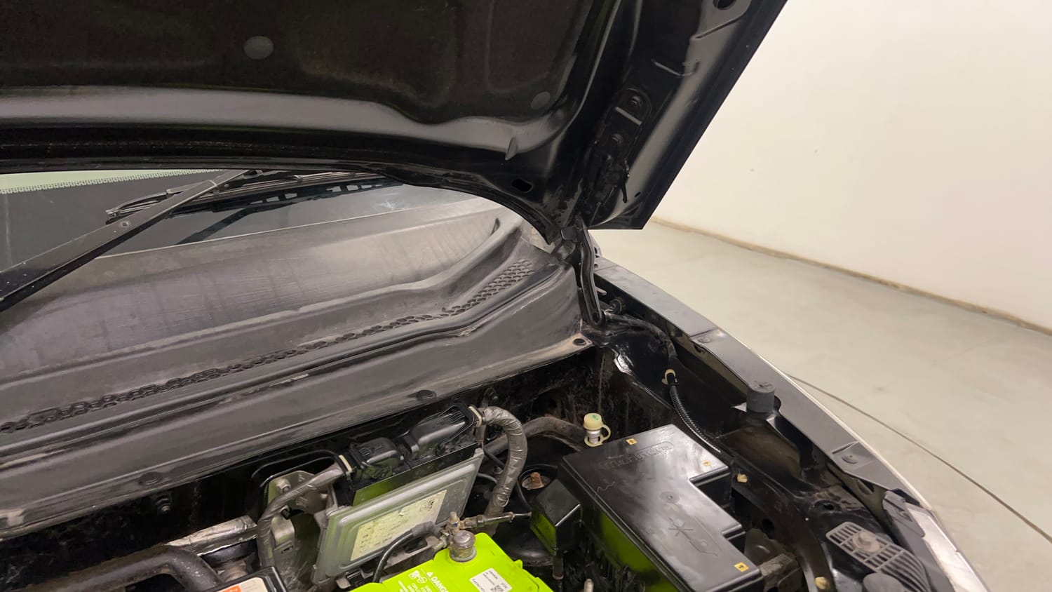 Used 2016 Mahindra KUV100 K6 6 STR Petrol Manual engine ENGINE LEFT SIDE HINGE & APRON VIEW