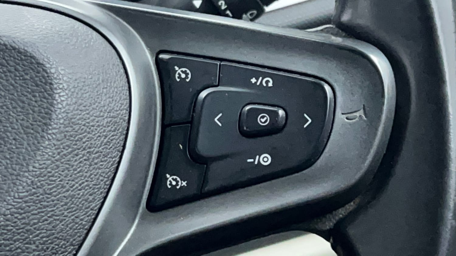 Used 2023 Tata Altroz XZA Petrol Petrol Automatic top_features Cruise control