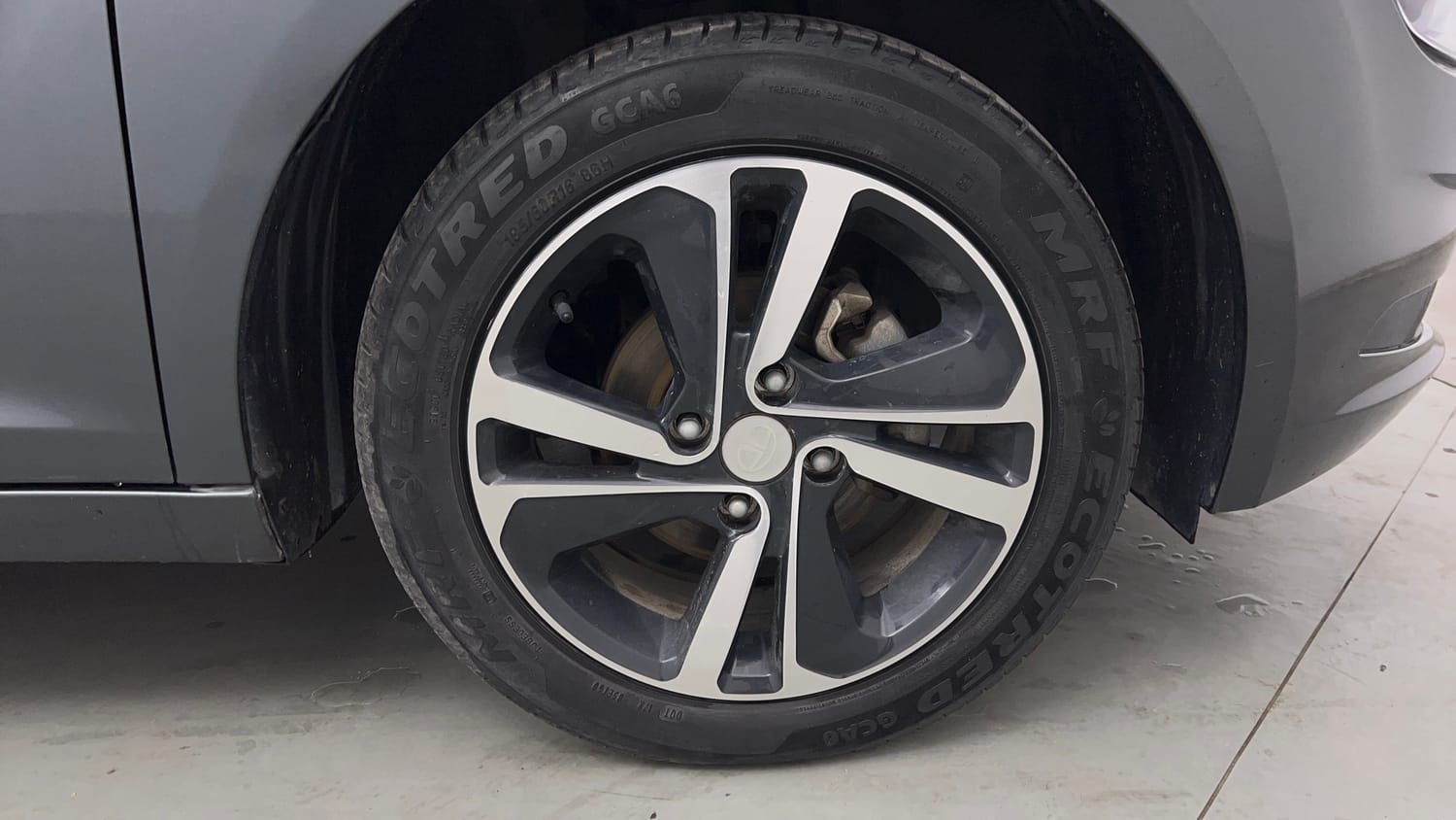 Used 2023 Tata Altroz XZA Petrol Petrol Automatic tyres RIGHT FRONT TYRE RIM VIEW