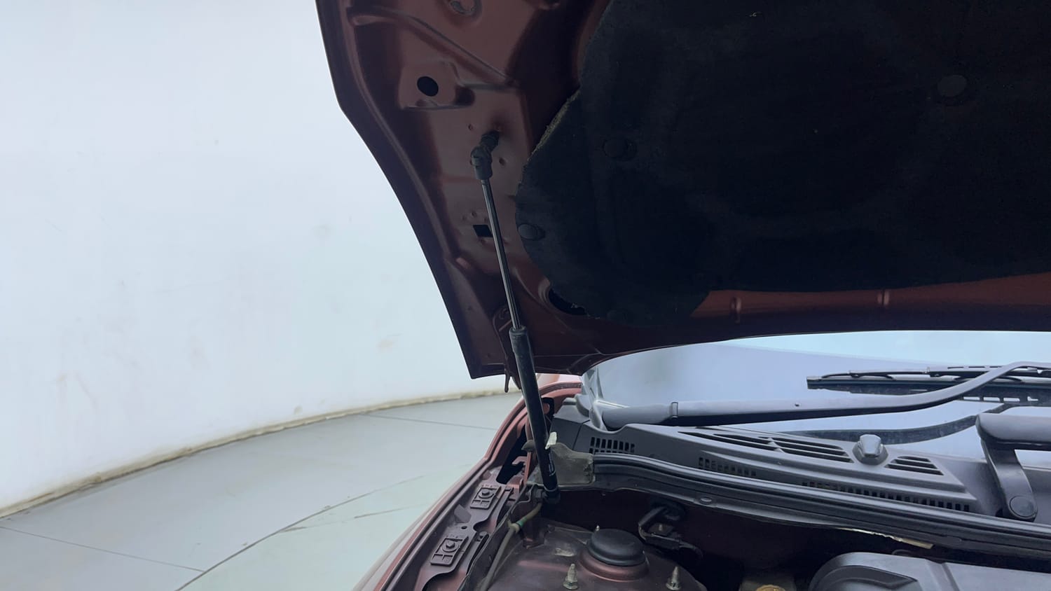 Used 2018 Mahindra XUV500 W11 AT Diesel Automatic engine ENGINE RIGHT SIDE HINGE & APRON VIEW