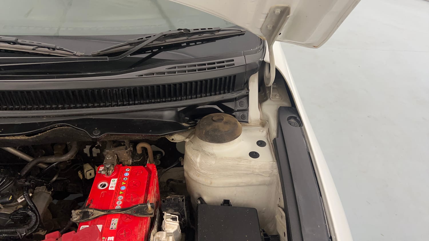 Used 2019 Maruti Suzuki Ciaz Alpha Hybrid 1.5 Petrol Manual engine ENGINE LEFT SIDE HINGE & APRON VIEW