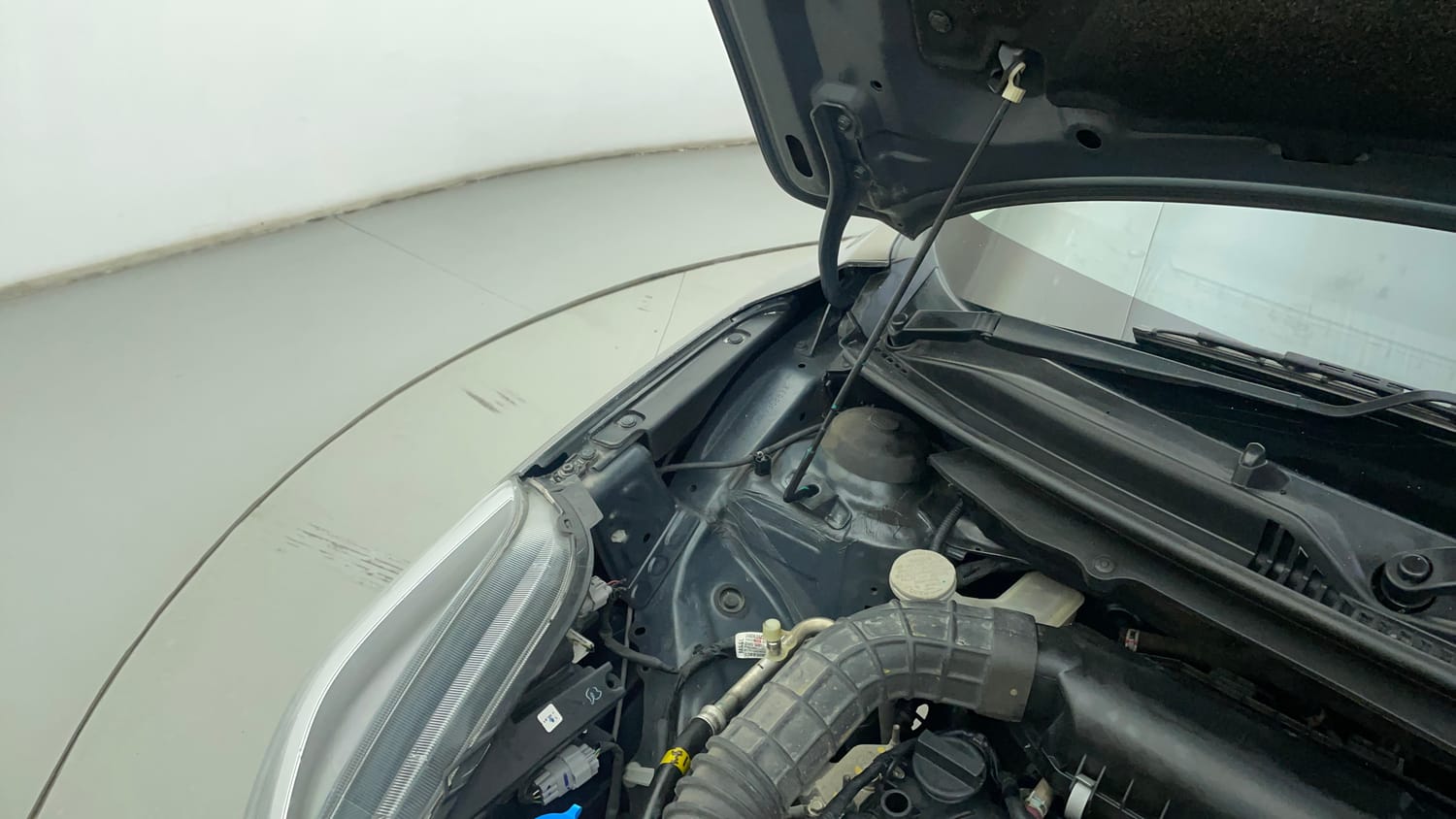 Used 2021 Maruti Suzuki Baleno Delta Petrol Manual engine ENGINE RIGHT SIDE HINGE & APRON VIEW