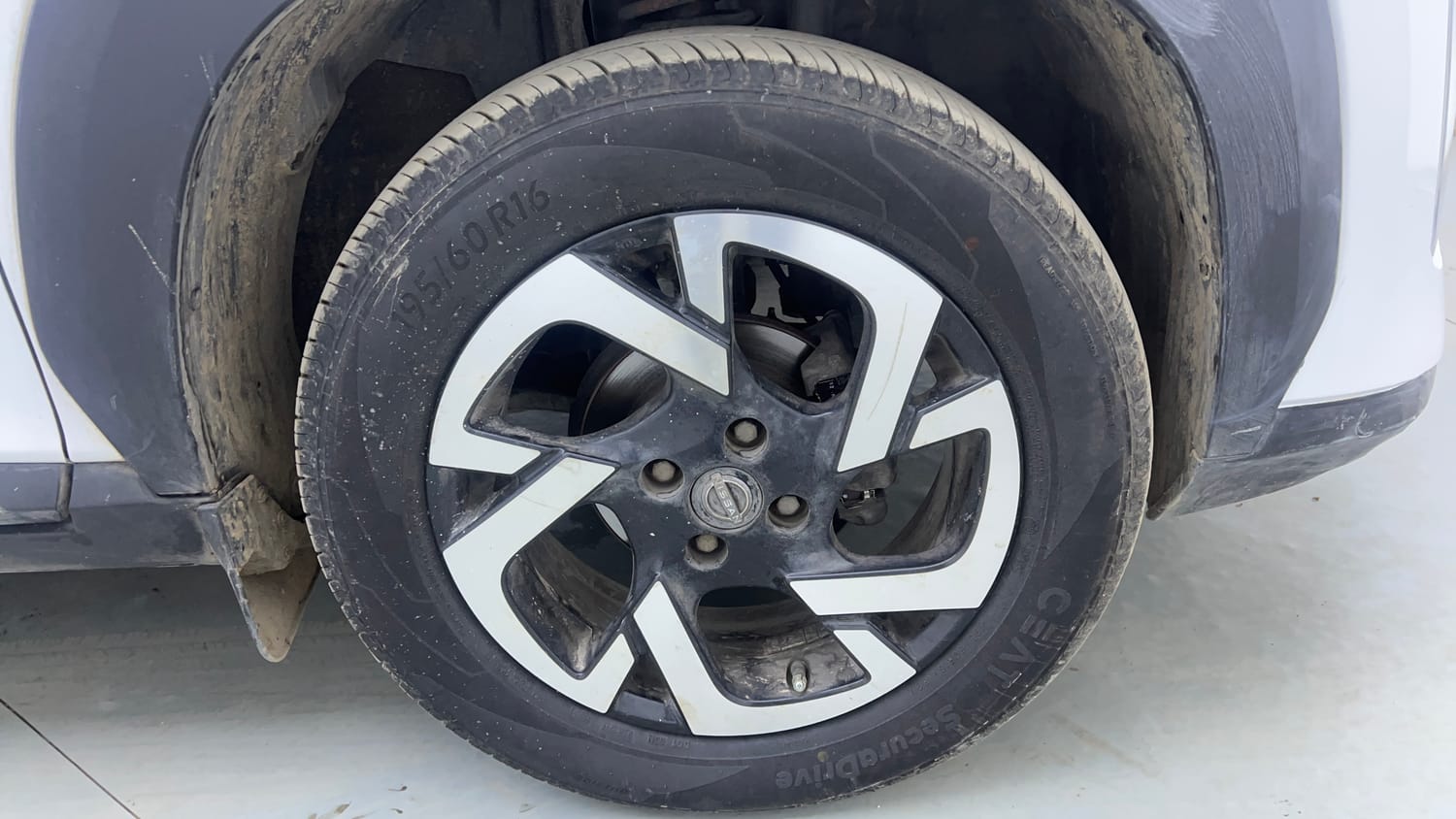 Used 2021 Nissan Magnite XV Premium Turbo Petrol Manual tyres RIGHT FRONT TYRE RIM VIEW