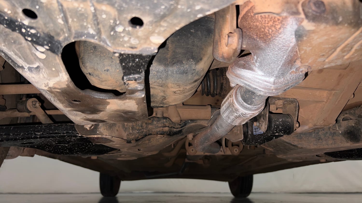 Used 2014 Hyundai i10 Era 1.1 iRDE2 Petrol Manual extra FRONT LEFT UNDERBODY VIEW