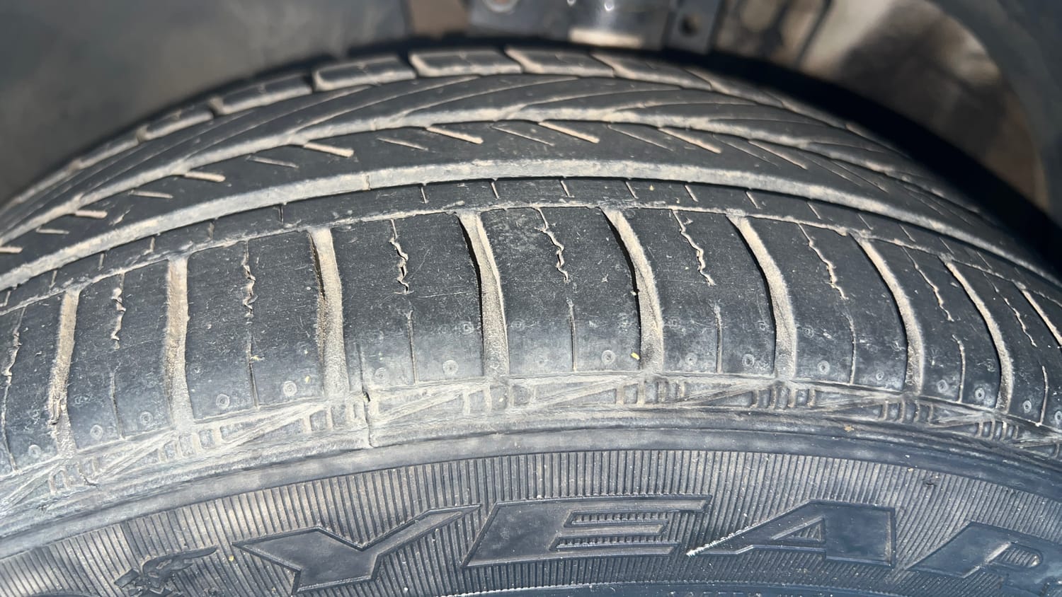 Used 2013 Volkswagen Vento Highline Petrol Petrol Manual tyres LEFT FRONT TYRE TREAD VIEW