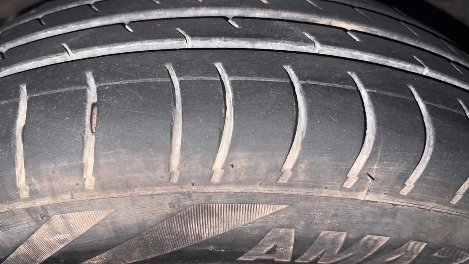 Used 2014 Hyundai i10 Era 1.1 iRDE2 Petrol Manual tyres LEFT FRONT TYRE TREAD VIEW
