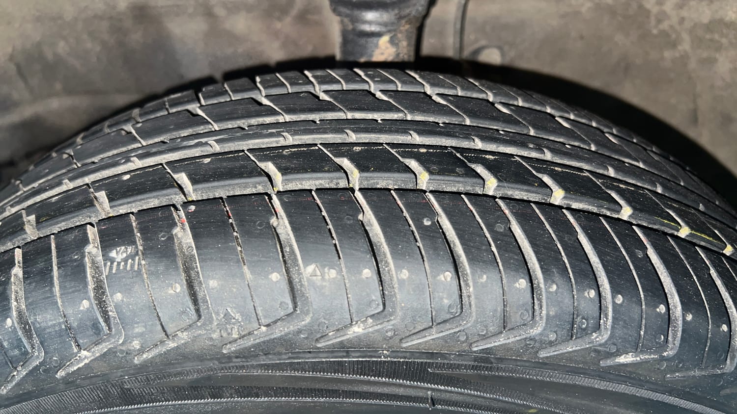 Used 2016 Maruti Suzuki Wagon R 1.0 VXI Petrol + CNG (Outside Fitted) Cng Manual tyres LEFT FRONT TYRE TREAD VIEW