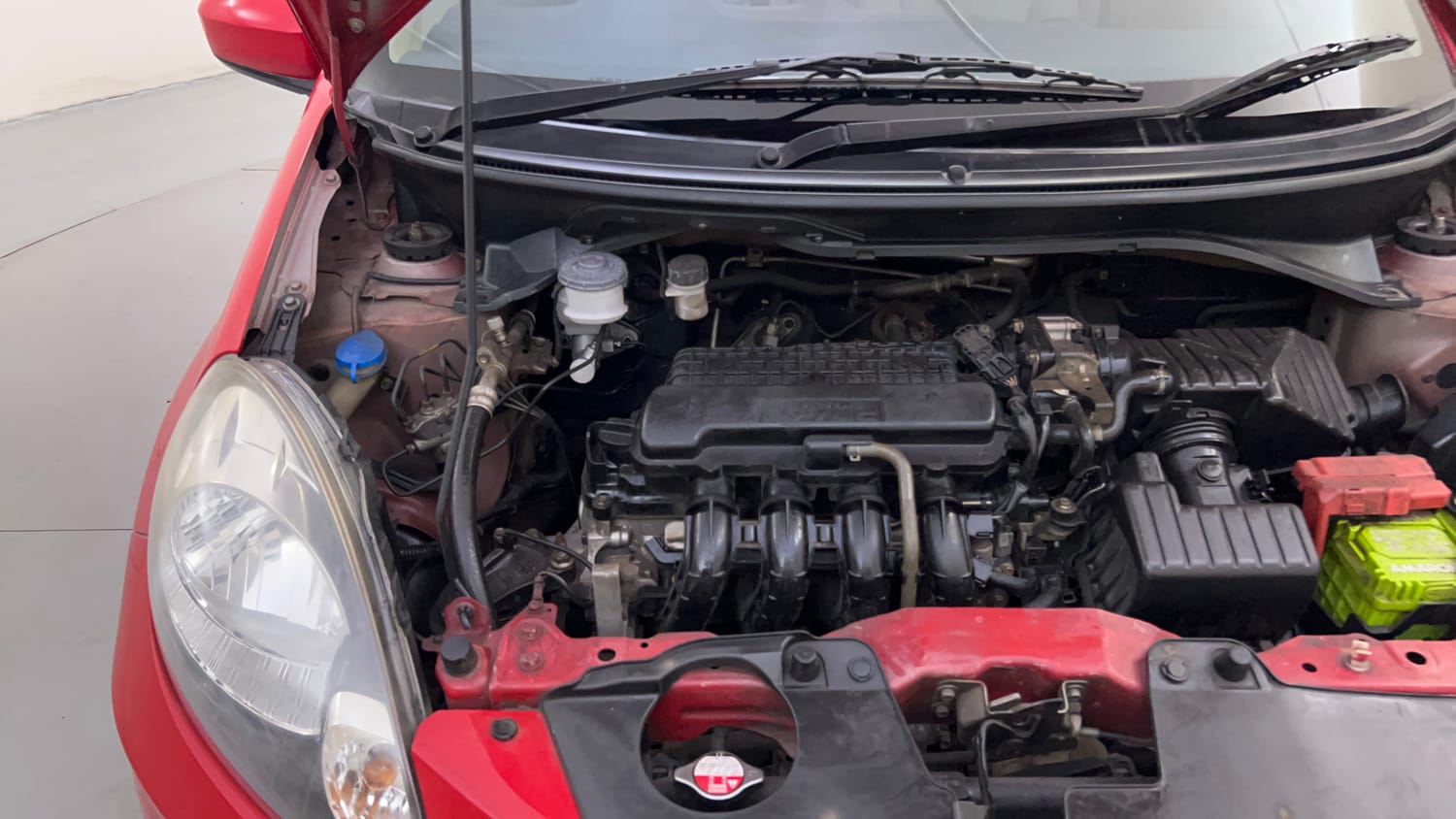 Used 2013 Honda Brio S MT Petrol Manual engine ENGINE RIGHT SIDE HINGE & APRON VIEW