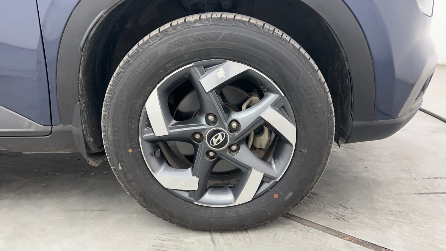 Used 2021 Hyundai Venue SX 1.5 CRDi Diesel Manual tyres RIGHT FRONT TYRE RIM VIEW