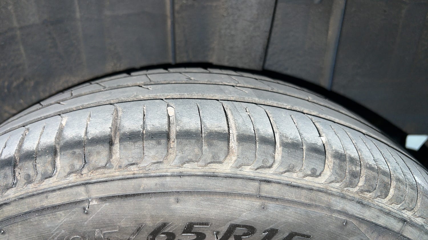 Used 2022 Renault Triber RXZ Dual Tone Petrol Manual tyres LEFT REAR TYRE TREAD VIEW