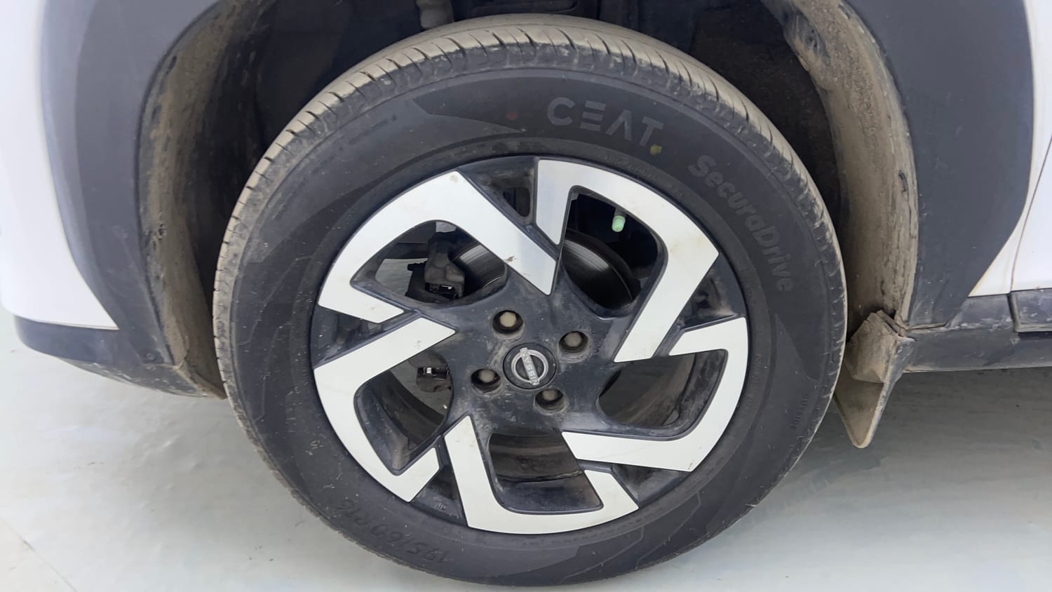 Used 2021 Nissan Magnite XV Premium Turbo Petrol Manual tyres LEFT FRONT TYRE RIM VIEW