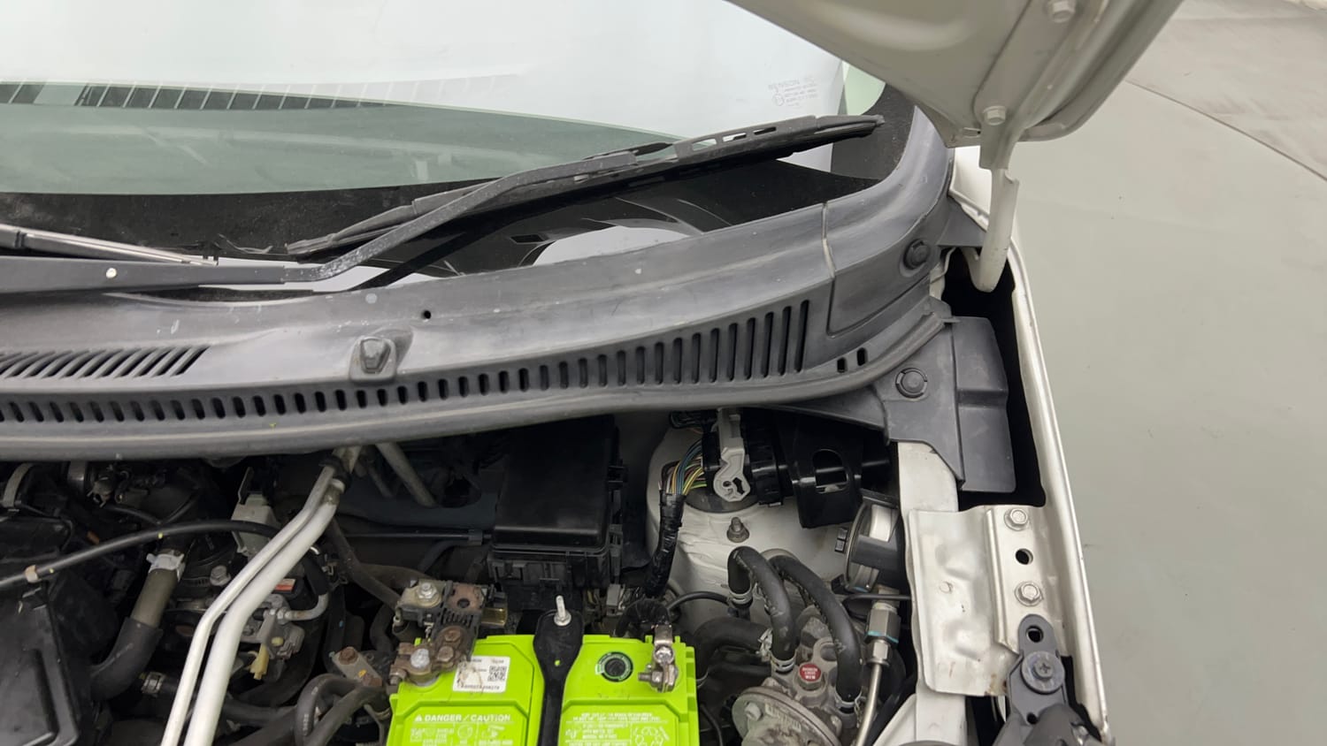 Used 2013 Maruti Suzuki Wagon R LXI CNG Cng Manual engine ENGINE LEFT SIDE HINGE & APRON VIEW