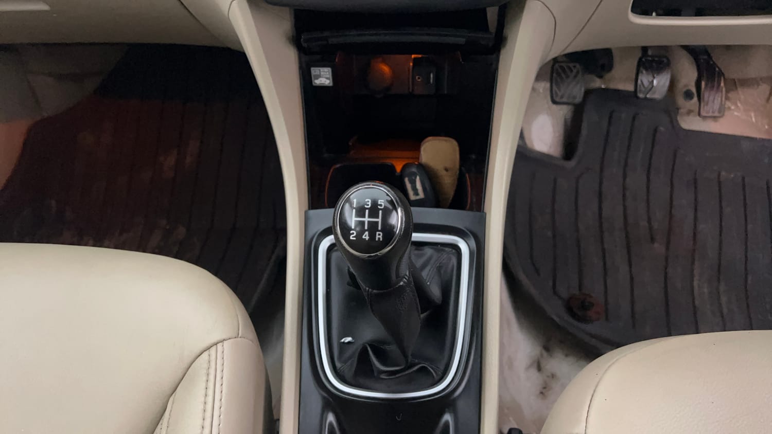 Used 2019 Maruti Suzuki Ciaz Alpha Hybrid 1.5 Petrol Manual interior GEAR  KNOB VIEW