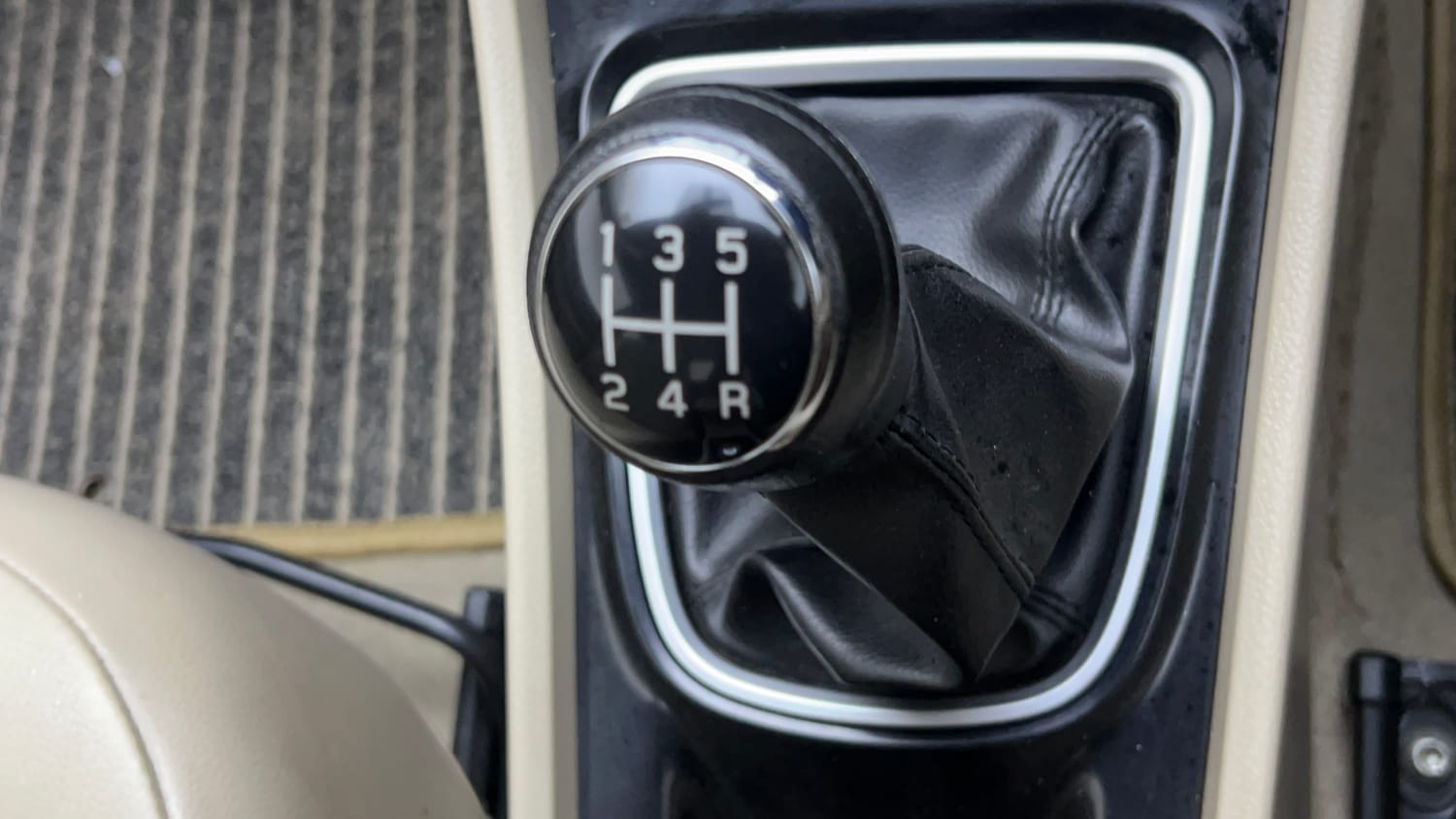 Used 2019 Maruti Suzuki Ciaz Alpha Hybrid 1.5 Petrol Manual interior GEAR  KNOB VIEW