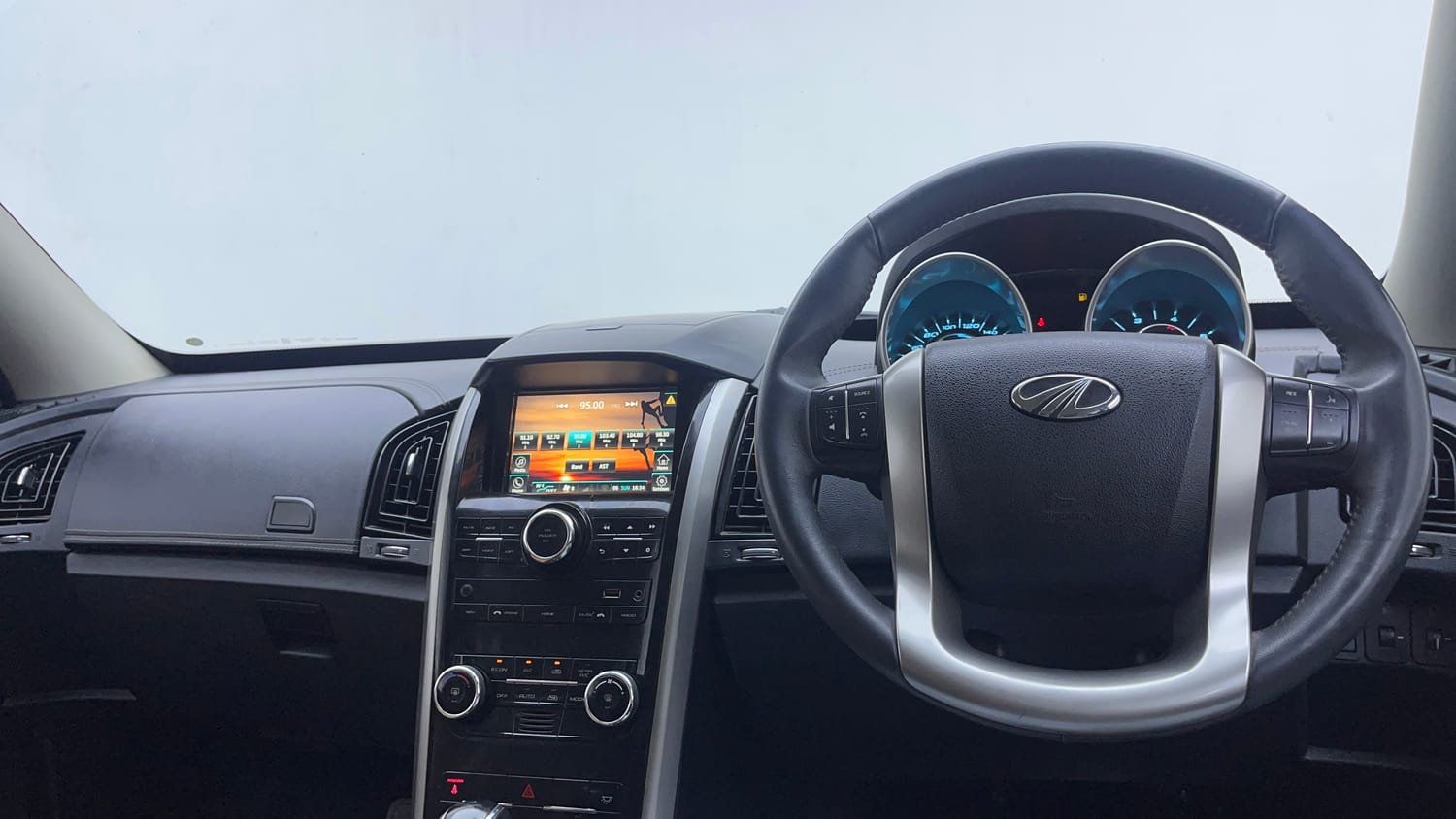 Used 2018 Mahindra XUV500 W11 AT Diesel Automatic interior DASHBOARD VIEW