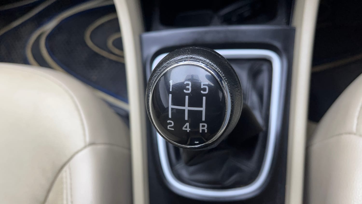 Used 2021 Maruti Suzuki Ciaz Alpha Hybrid 1.5 Petrol Manual interior GEAR  KNOB VIEW