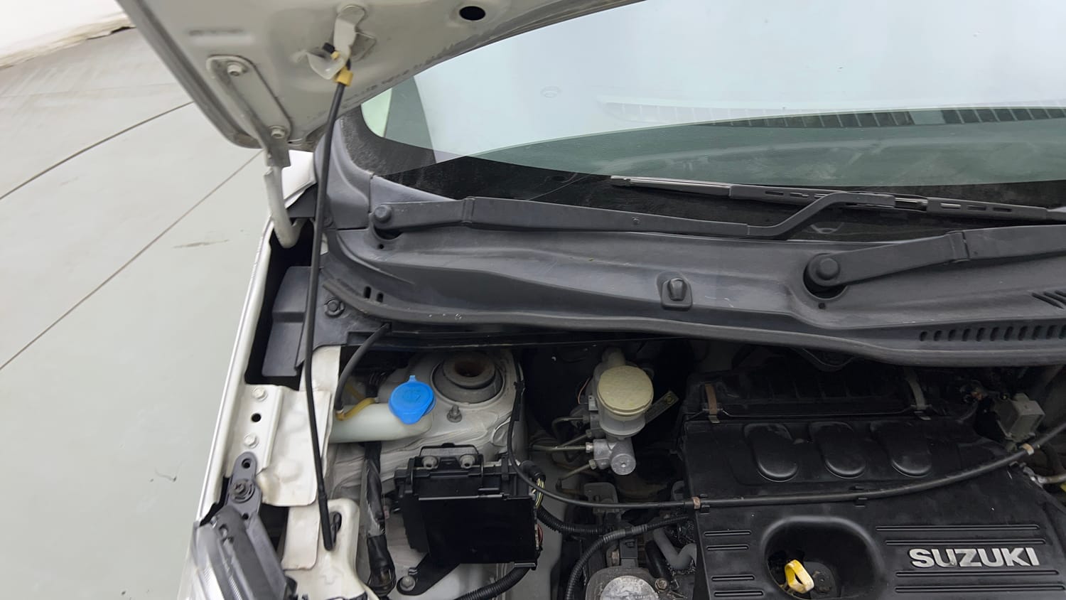 Used 2013 Maruti Suzuki Wagon R LXI CNG Cng Manual engine ENGINE RIGHT SIDE HINGE & APRON VIEW