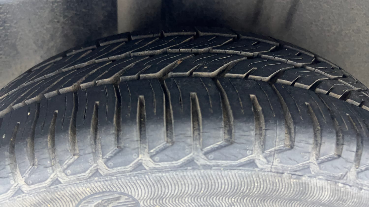 Used 2013 Ford Figo Duratec Petrol ZXI 1.2 Petrol Manual tyres RIGHT REAR TYRE TREAD VIEW
