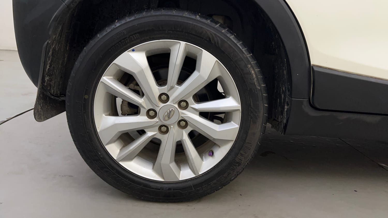 Used 2021 Mahindra XUV 300 W8 1.2 Petrol Petrol Manual tyres RIGHT REAR TYRE RIM VIEW