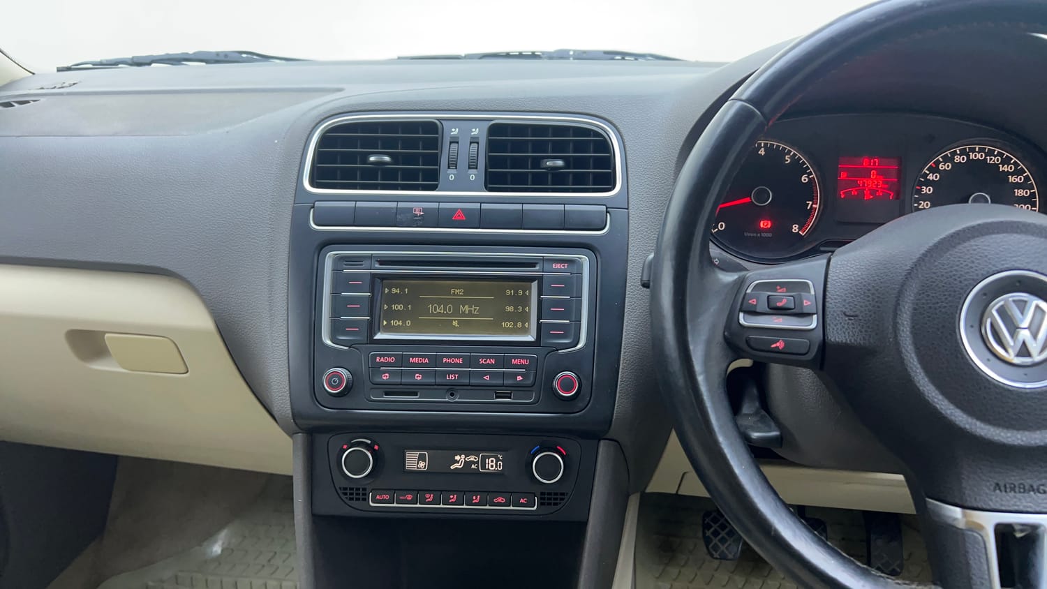 Used 2013 Volkswagen Vento Highline Petrol Petrol Manual interior MUSIC SYSTEM & AC CONTROL VIEW
