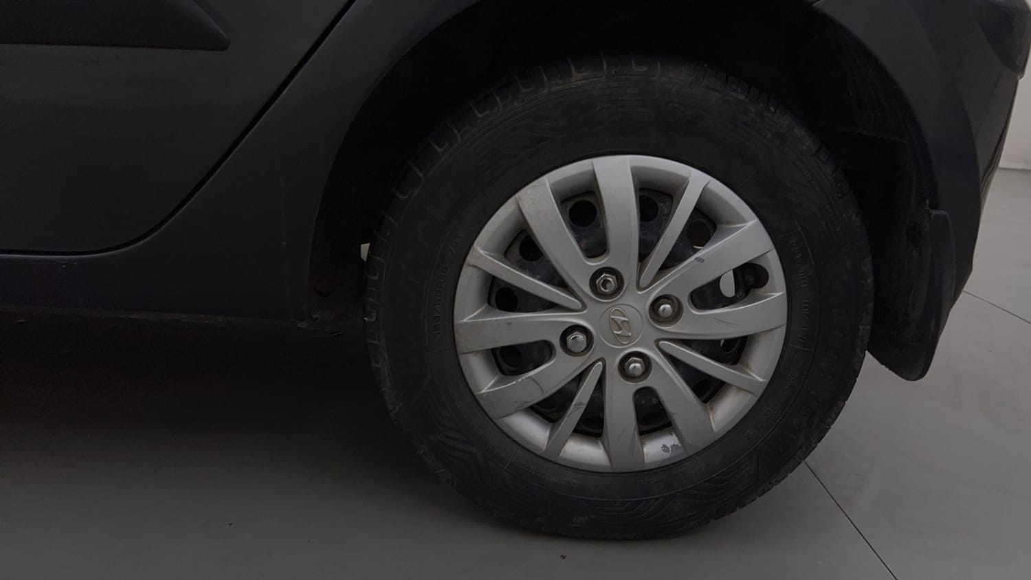 Used 2013 Hyundai i10 Magna 1.2 Kappa2 Petrol Manual tyres LEFT REAR TYRE RIM VIEW