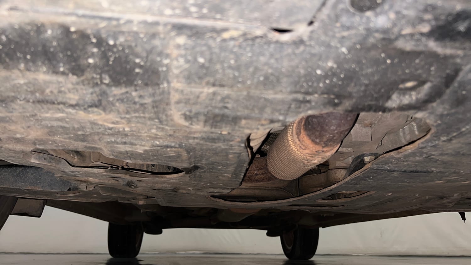 Used 2021 Mahindra XUV 300 W8 1.2 Petrol Petrol Manual extra FRONT LEFT UNDERBODY VIEW