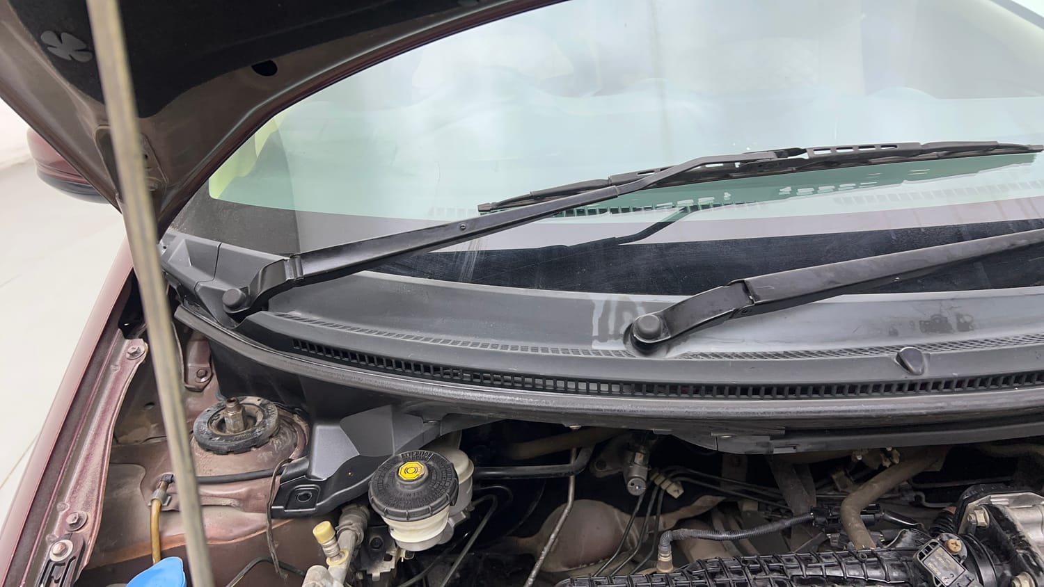 Used 2015 Honda Amaze 1.2 S i-VTEC Petrol Manual engine ENGINE RIGHT SIDE HINGE & APRON VIEW