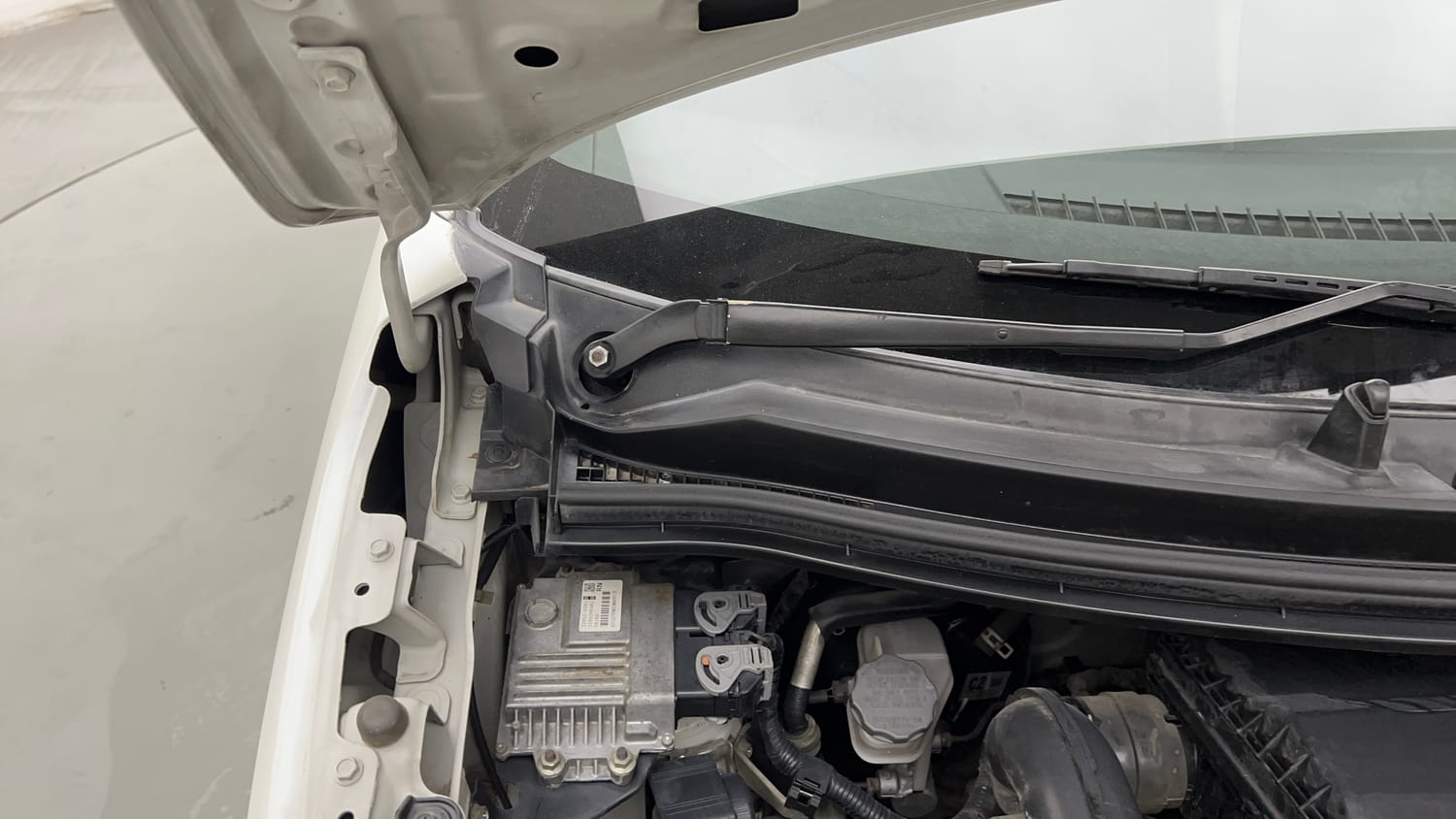 Used 2022 Maruti Suzuki Wagon R LXI 1.0 CNG Cng Manual engine ENGINE RIGHT SIDE HINGE & APRON VIEW