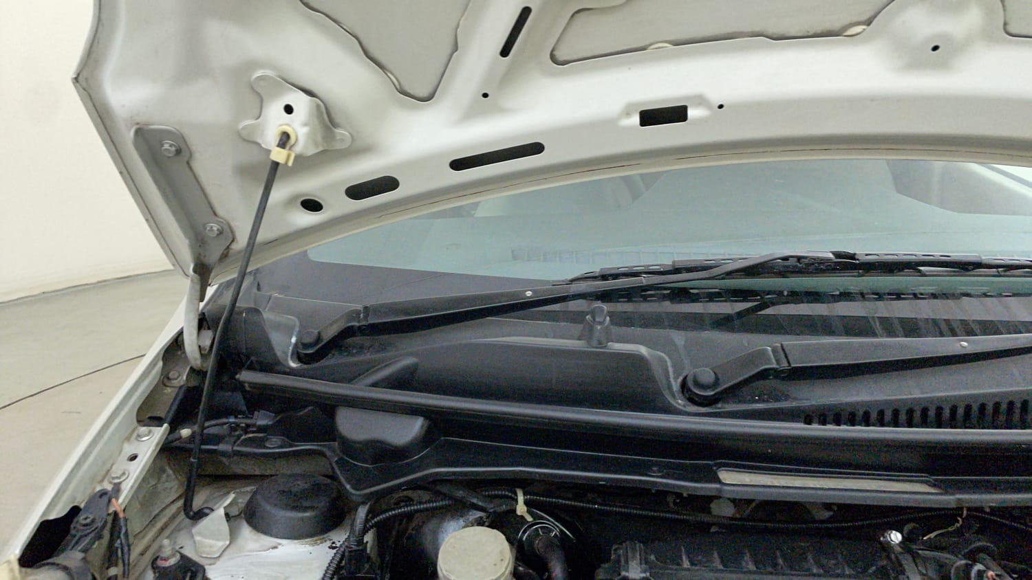 Used 2012 Maruti Suzuki A-Star Vxi (ABS) AT Petrol Automatic engine ENGINE RIGHT SIDE HINGE & APRON VIEW