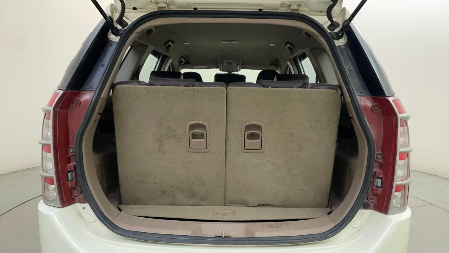 Used 2015 Mahindra XUV500 W6 Diesel Manual interior DICKY INSIDE VIEW