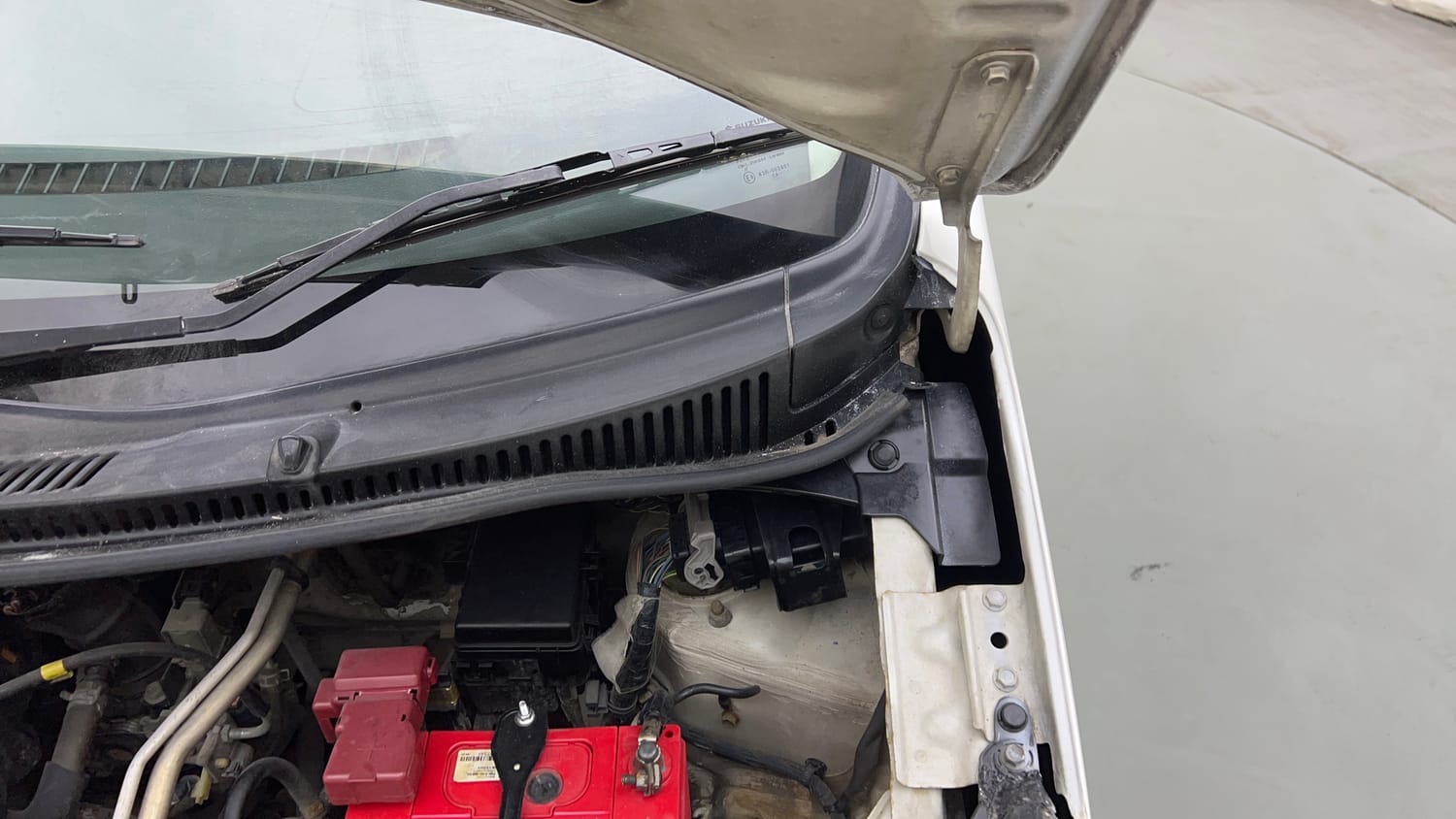 Used 2013 Maruti Suzuki Wagon R LXI Petrol Manual engine ENGINE LEFT SIDE HINGE & APRON VIEW