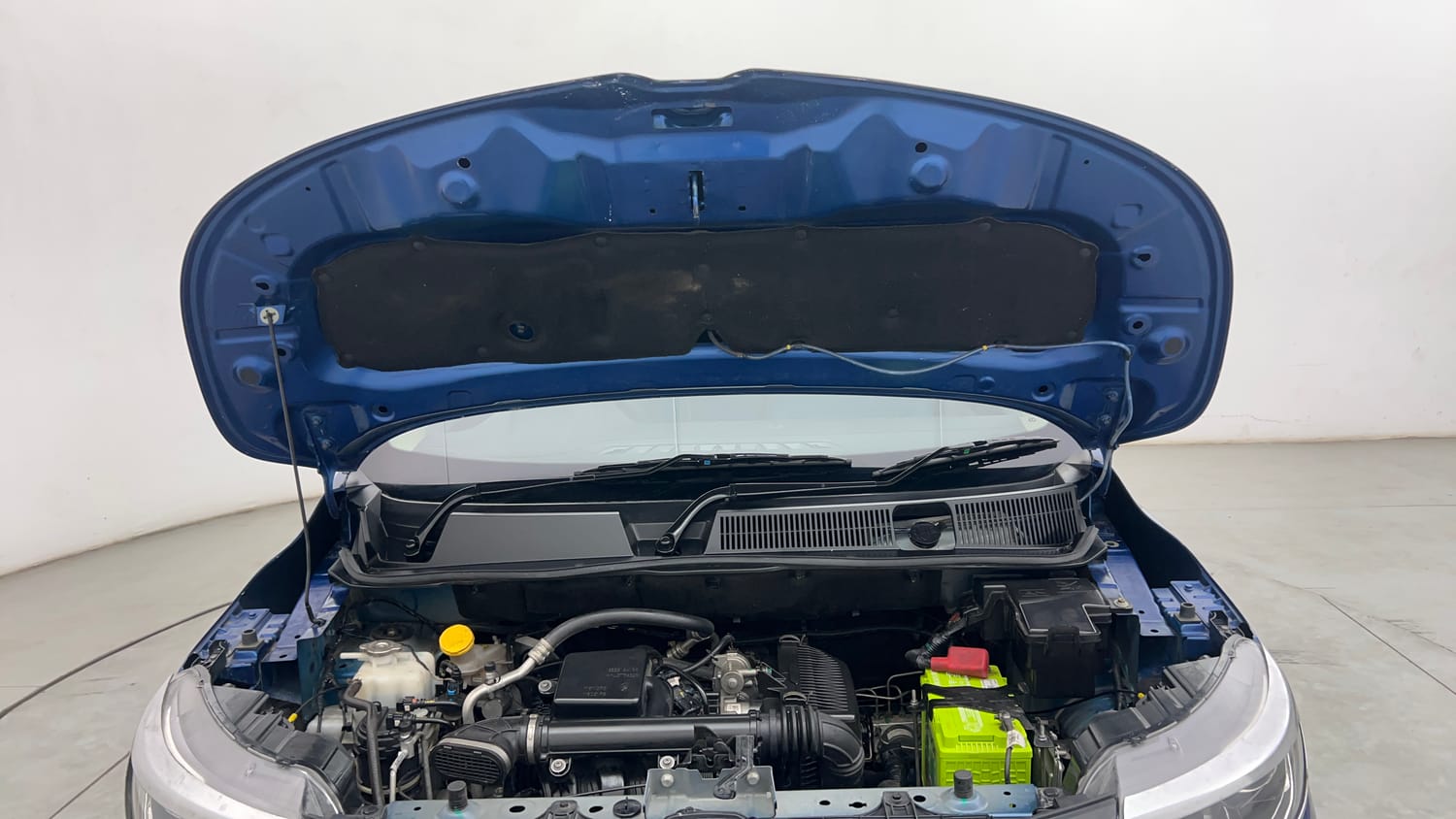 Used 2022 Renault Triber RXZ Dual Tone Petrol Manual engine ENGINE & BONNET OPEN FRONT VIEW
