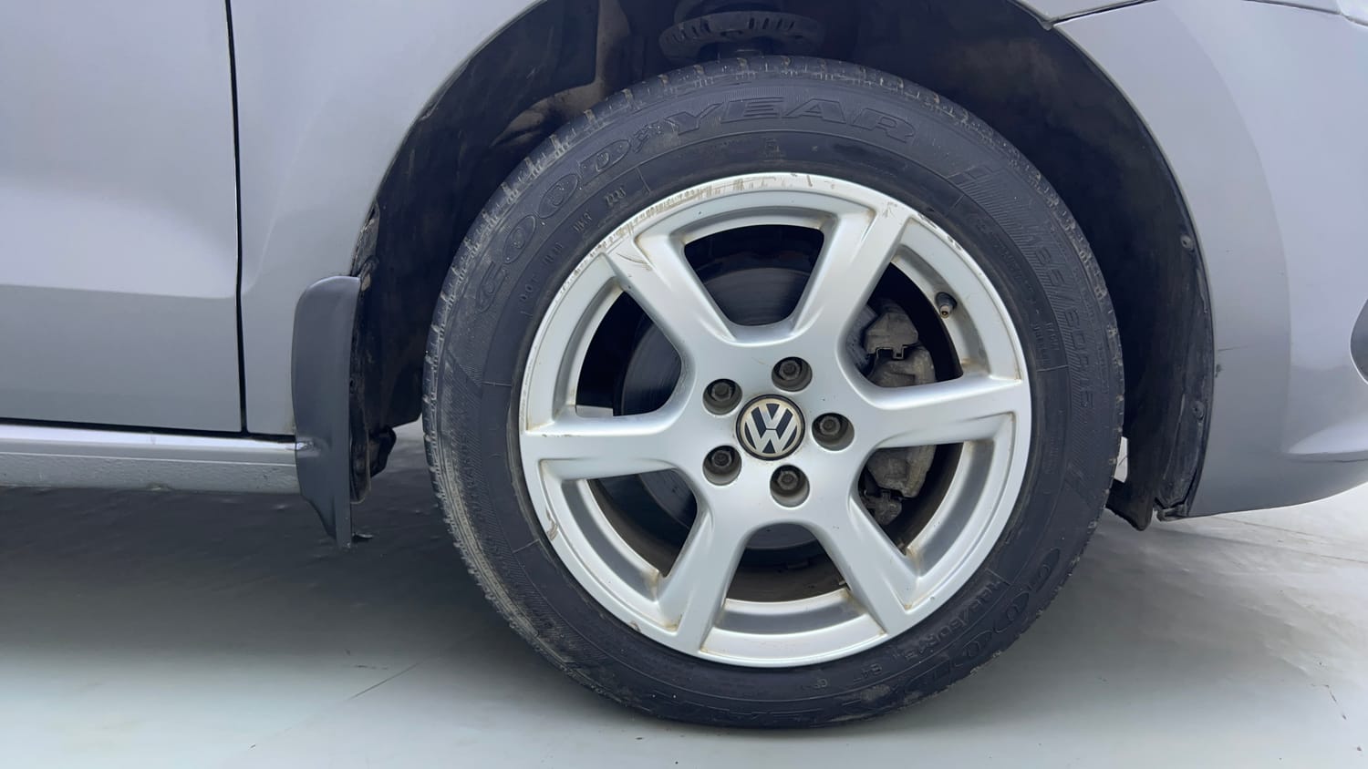 Used 2013 Volkswagen Vento Highline Petrol Petrol Manual tyres RIGHT FRONT TYRE RIM VIEW