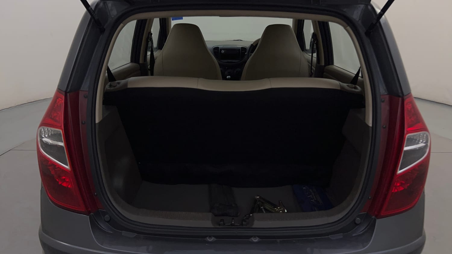 Used 2014 Hyundai i10 Era 1.1 iRDE2 Petrol Manual interior DICKY INSIDE VIEW